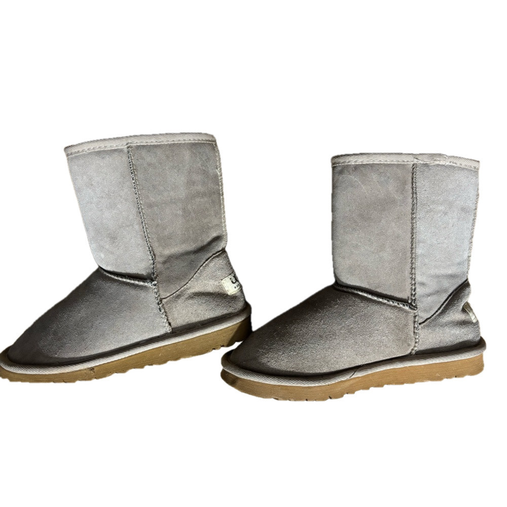 UGG Cream Tan Winter Boots with Plush Lining Classic Mini I
Size 6